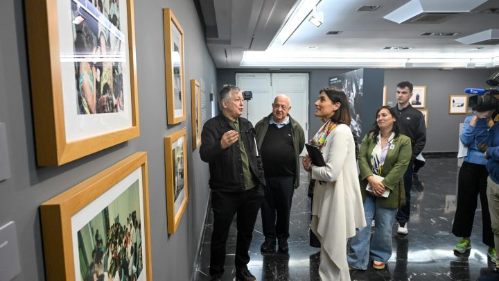 El CDIS acoge la muestra ‘La gran travesía’, más de 50 imágenes que narran los primeros diez años de la Galería Siboney